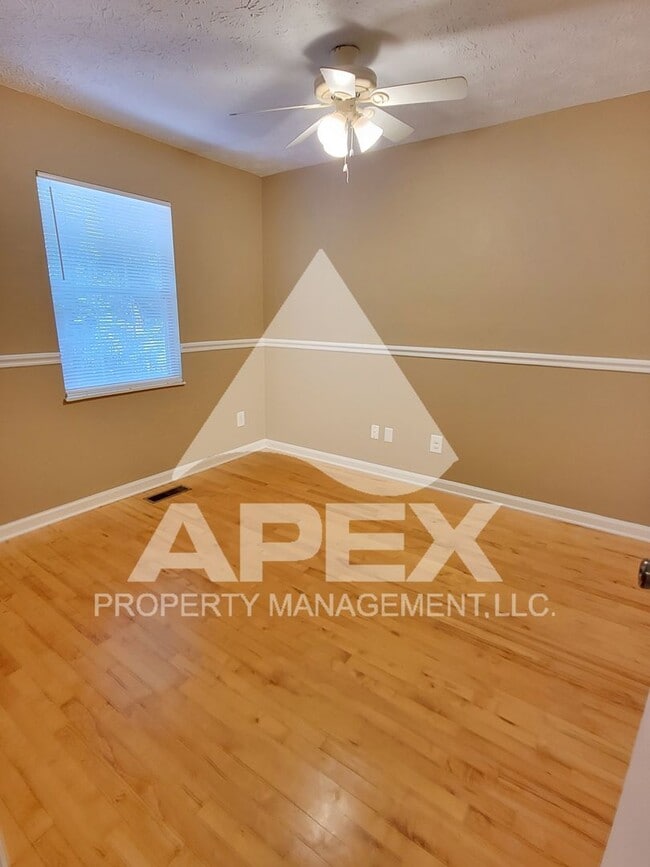 Building Photo - 3 Bed/ 2.5 Ba home w/Hardwood floors, Fire...