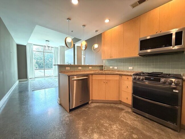 Building Photo - Luxury Midtown 1 Bedroom Condo, Polished Concrete Floors, City Views!