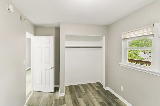 Building Photo - 1021 Tollview Ave