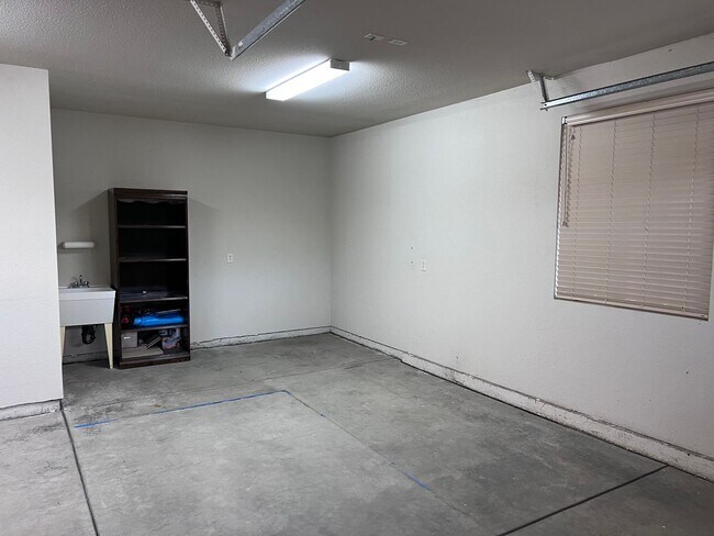 Building Photo - 3 bedroom, 2.5 bathroom home in great Neig...