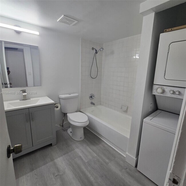 Building Photo - 10020 Winding Lake Rd