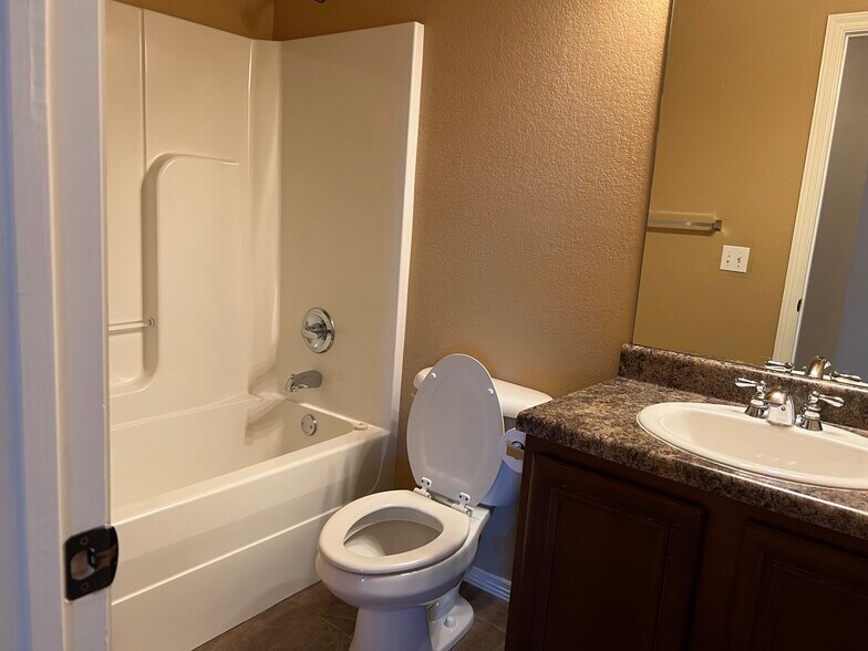 Building Photo - 210 Willow Dr