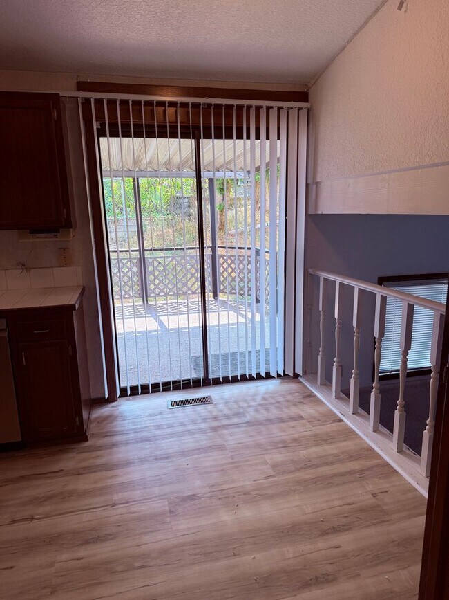 Building Photo - Large 3 BR 2.5 Bath Fenced Yard New Carpet...