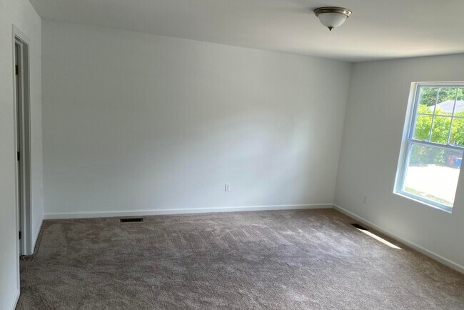 Building Photo - 2682 Valley Dr