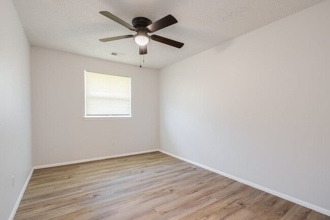 Building Photo - 4713 Newport Dr