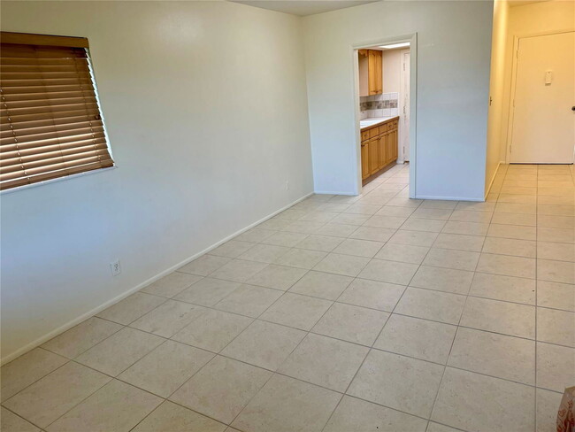 Building Photo - 1350 E Sample Rd