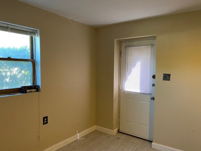 Building Photo - 6621 Greenvale Pkwy