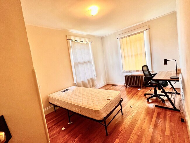 Building Photo - Charming 1920's Single family home near Scott Stadium & UVA for Rent