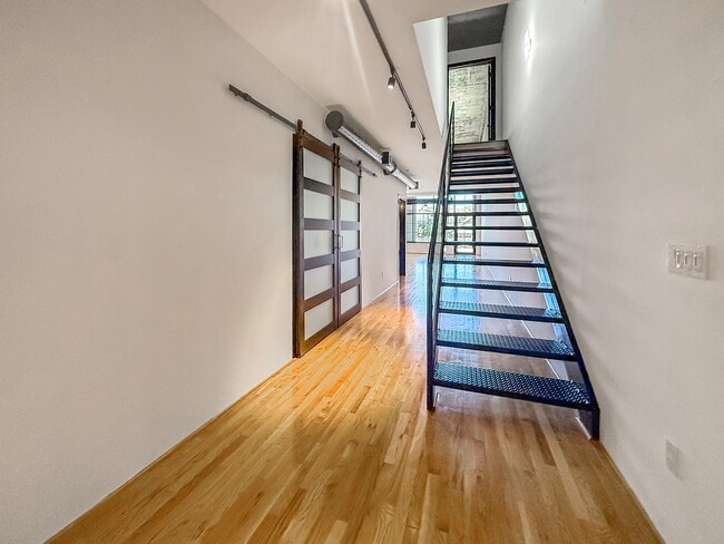 Building Photo - 1005 S Shepherd Dr