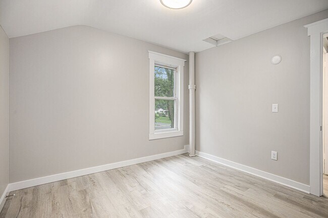 Building Photo - Fully Renovated 3 bed 2 bath home - Ask about our security deposit alternative!
