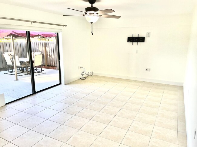 Building Photo - Beautiful Townhome in West Palm Beach!