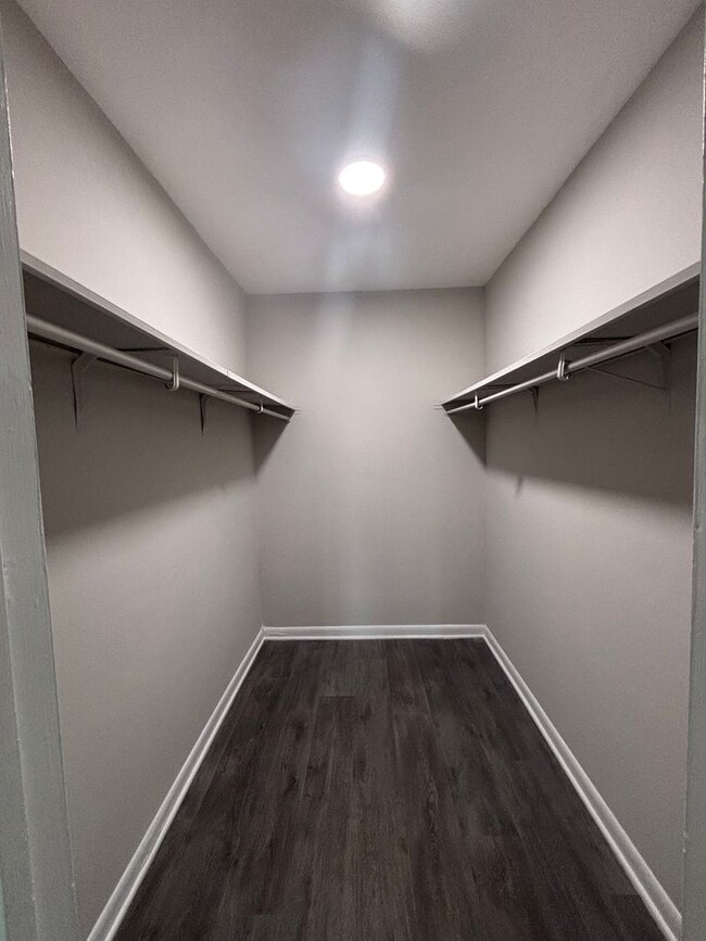 Building Photo - Great Location!