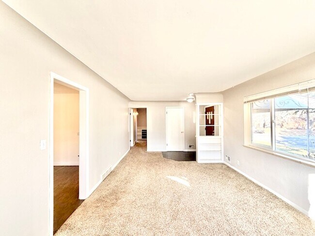 Building Photo - DEC RENT FREE FOR A LEASE STARTING BY NOV 15TH! - BRICK HOME WITH FINISHED BASEMENT