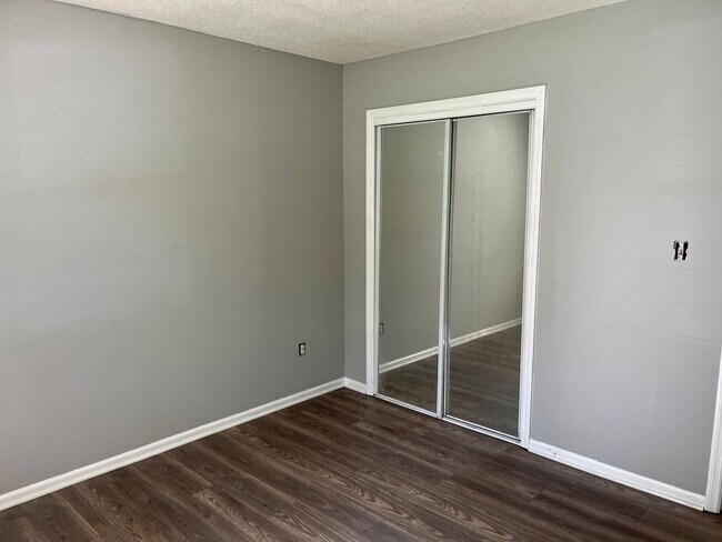Building Photo - Fresh & Updated 1/2 Duplex