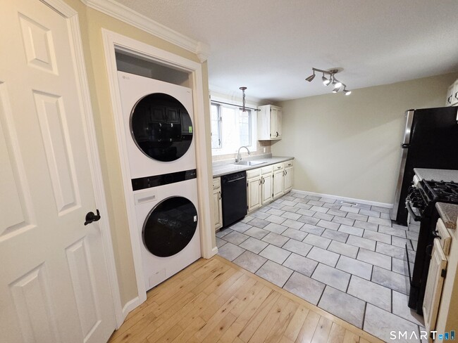 Building Photo - 12 W Meadow Ln