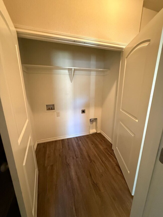 Building Photo - 1208 Country Club Rd