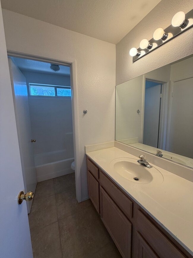 Building Photo - Corner lot townhome