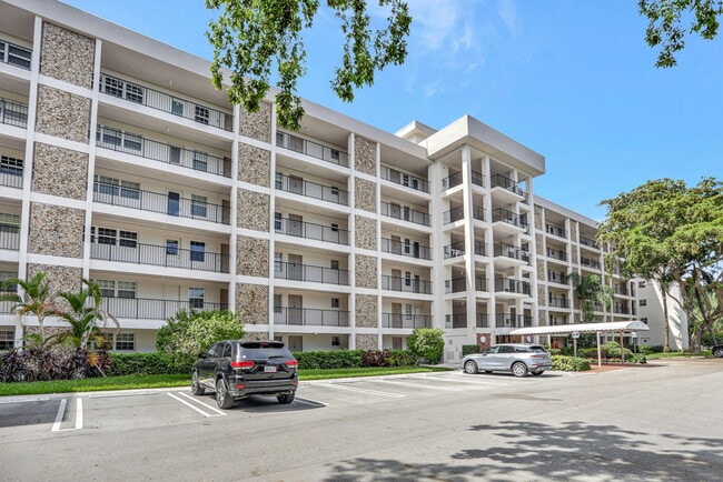 Building Photo - 2751 N Palm Aire Dr