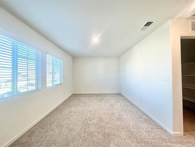 Building Photo - Spacious 4 Bedroom Home in West Roseville ...