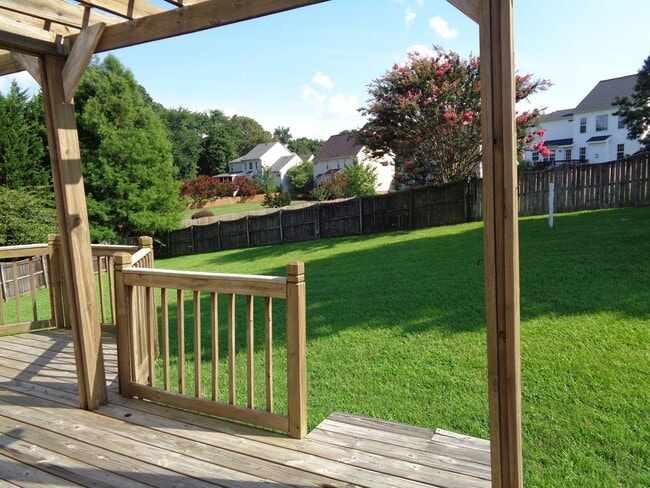Building Photo - Spacious 2 story with double garage in Jam...