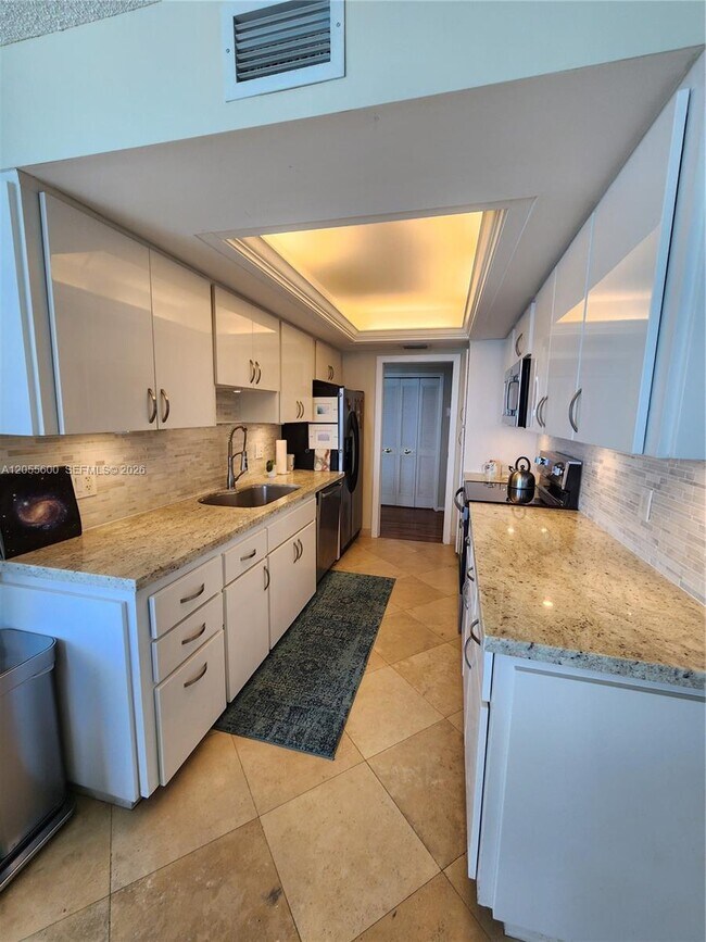 Building Photo - 5460 N Ocean Dr