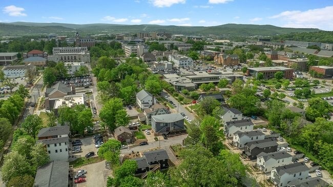 Building Photo - 830 W Caraway St