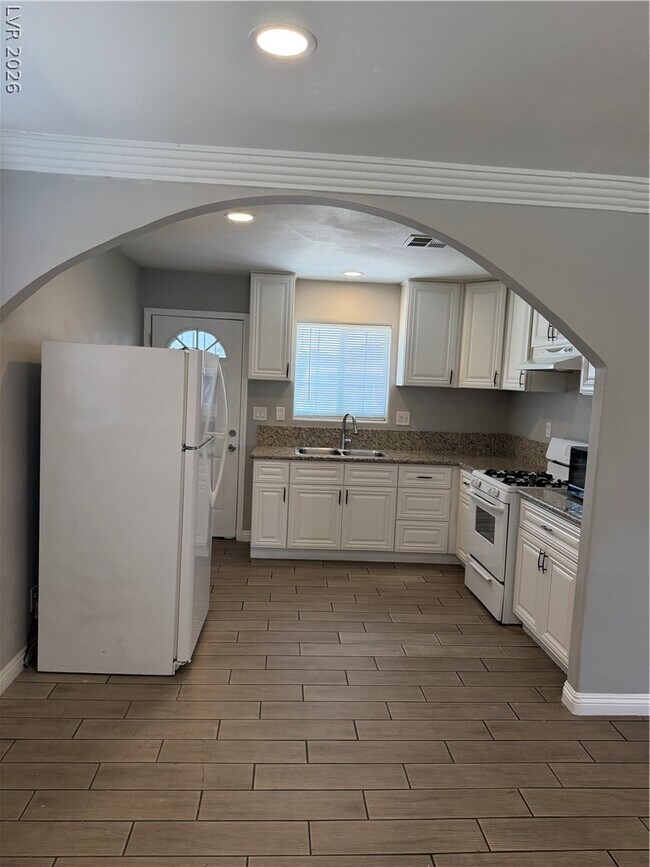 Building Photo - 2820 S Sandhill Rd