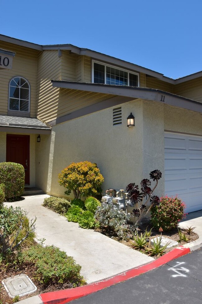 Building Photo - 3 Bedroom 2.5 Bath Hampton Court Condo Nea...