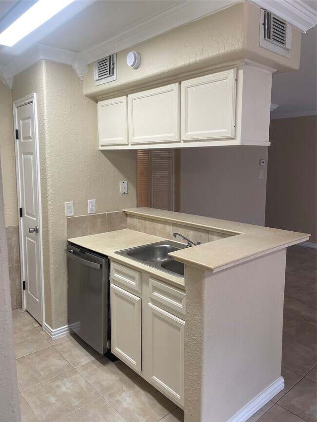 Building Photo - 17331 Red Oak Dr