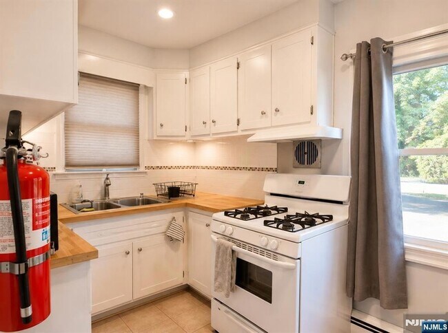 Building Photo - 6 Pineview Terrace