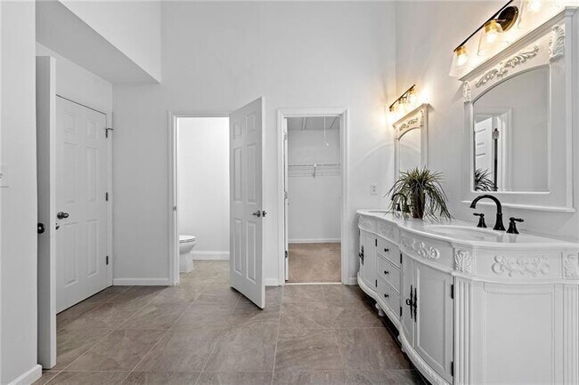 Building Photo - 407 Bridle Path