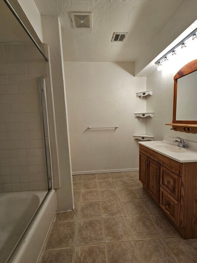 Building Photo - 129 Crystal Bend