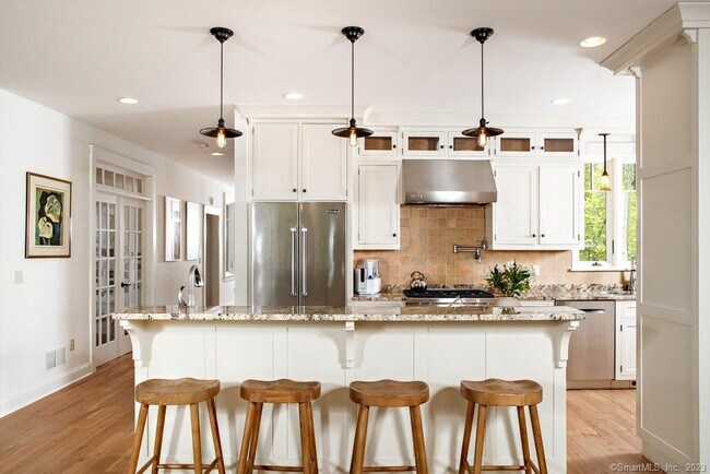 Building Photo - 121 Quaker Hill Rd