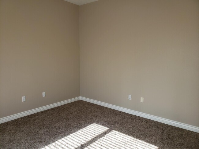 Building Photo - Beautiful 4 bed 2 bath home with 3 car gar...