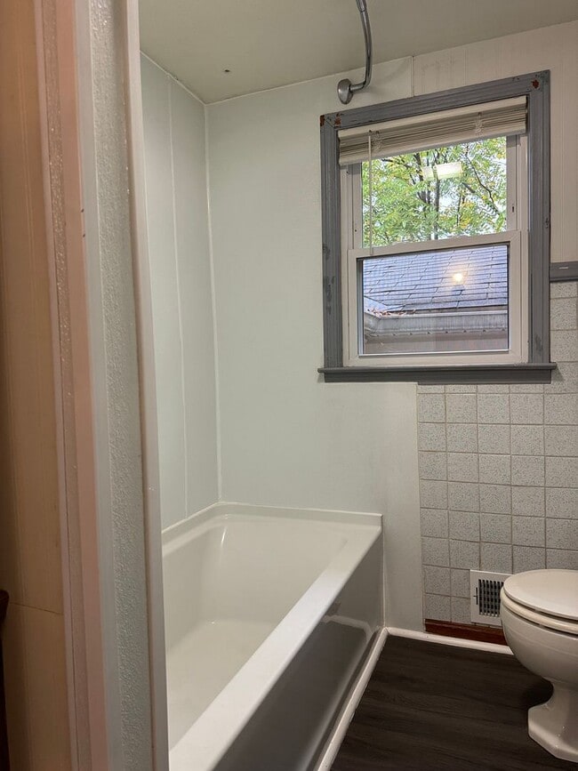 Building Photo - 2 Bedroom Single Family One Level Home