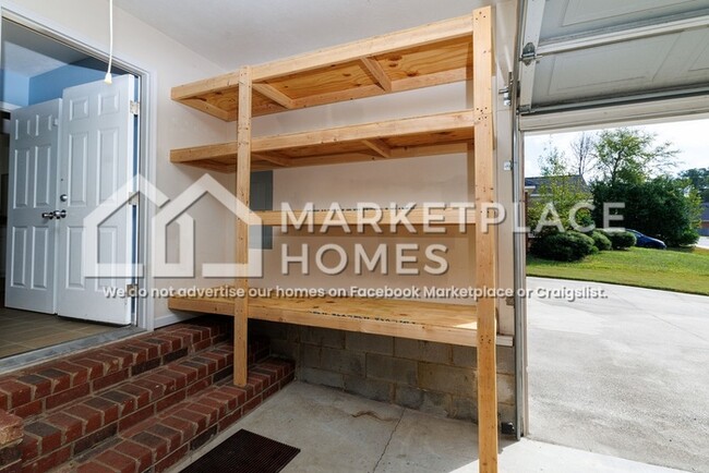 Building Photo - 512 Marble Falls