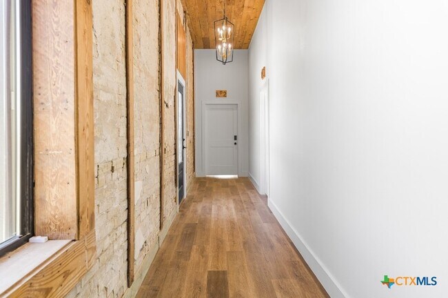 Building Photo - 123 W May St