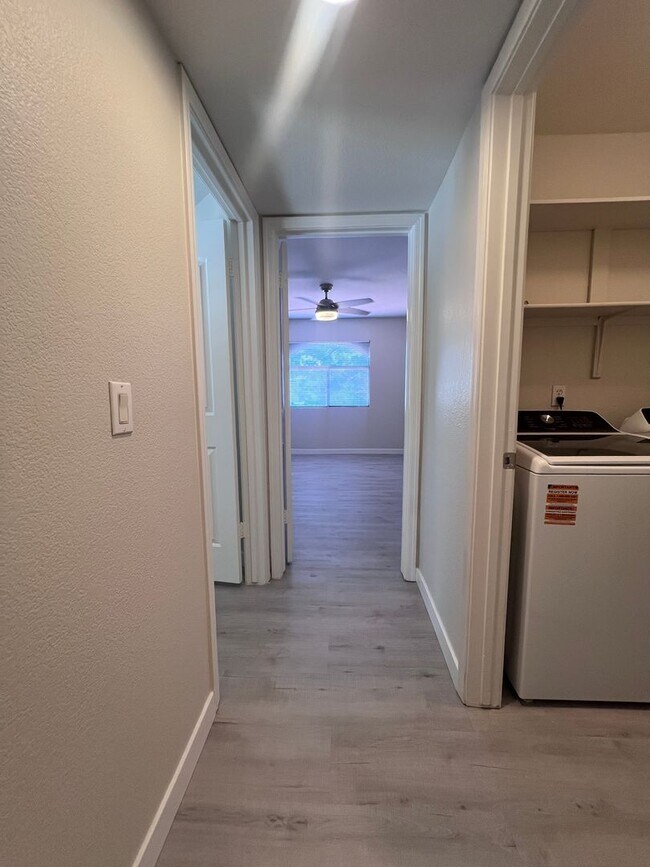 Building Photo - The Enclaves 3 bed 2 bath Upgraded Condo!