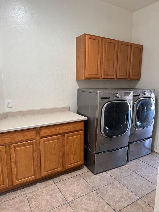 Building Photo - ***1st month's rent 1/2 off** 4BD / 3BA Ch...