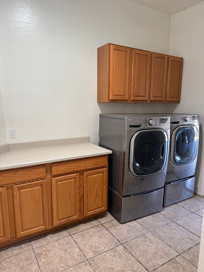 Building Photo - ***1st month's rent 1/2 off** 4BD / 3BA Chandler Home for Rent!