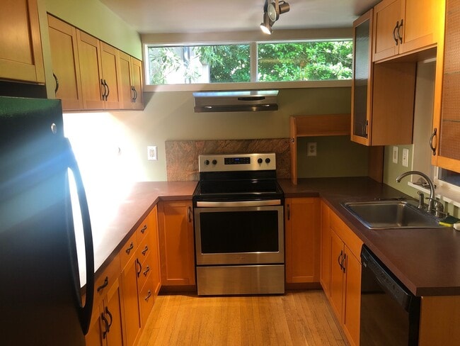 Building Photo - Maple Leaf, Two Bedroom, Woodsy Yard