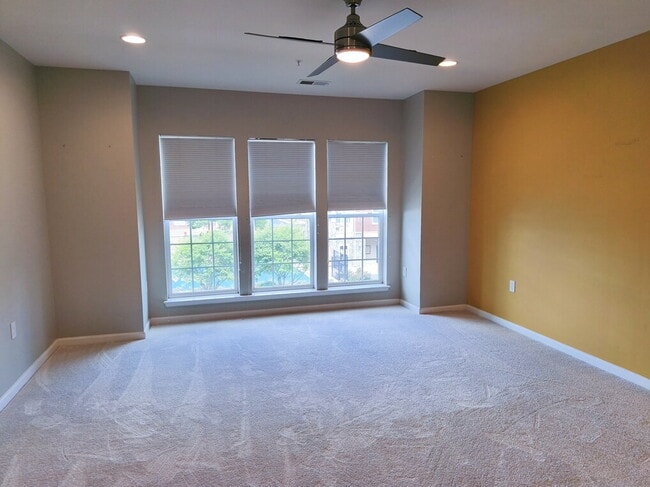 Building Photo - Your Dream Townhome Awaits in Ashburn!