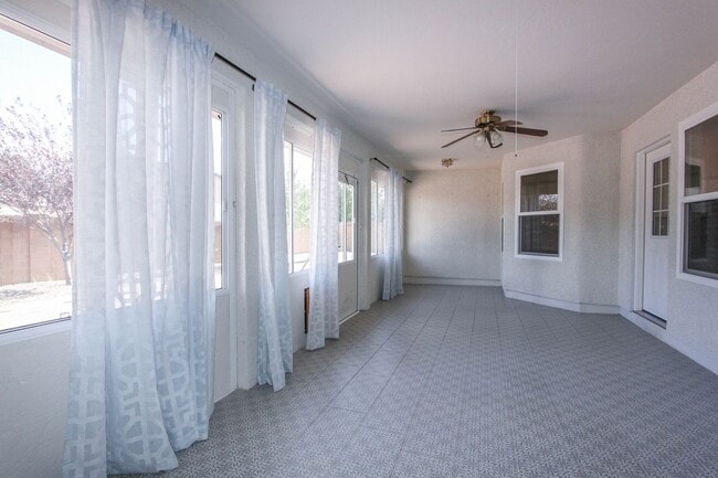 Building Photo - 3 Bedroom Home in Viewpoint East  Applicat...
