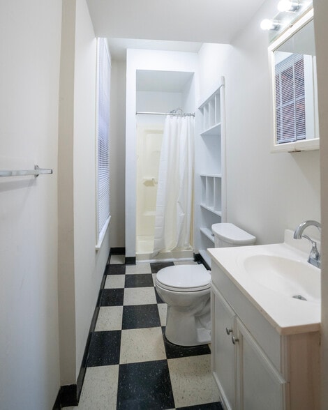 Building Photo - 137 W 9th St