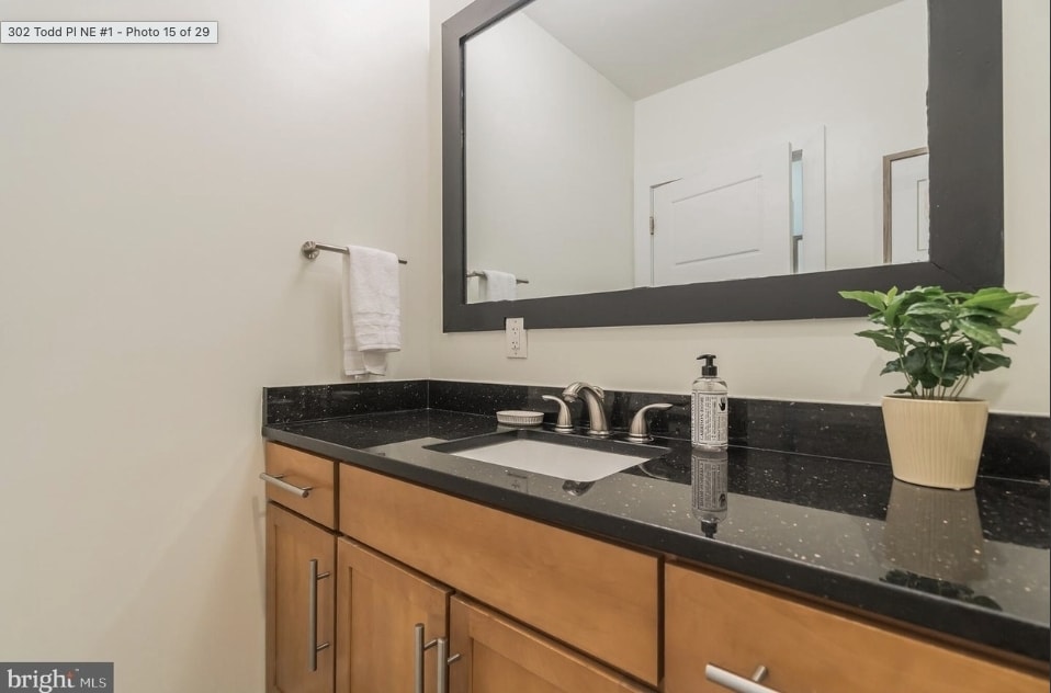 Building Photo - 302 Todd Pl NE