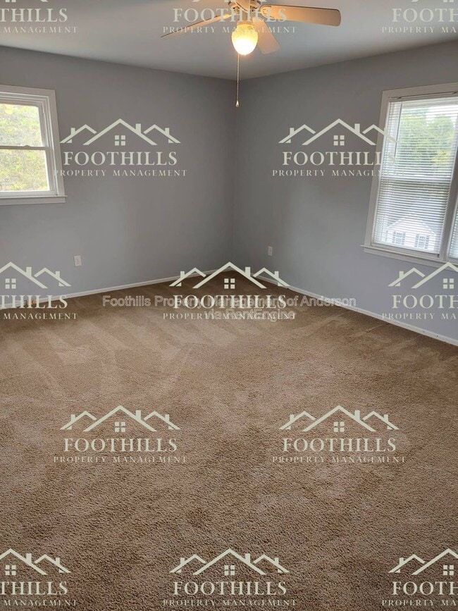 Building Photo - 213 Lake Forest Cir