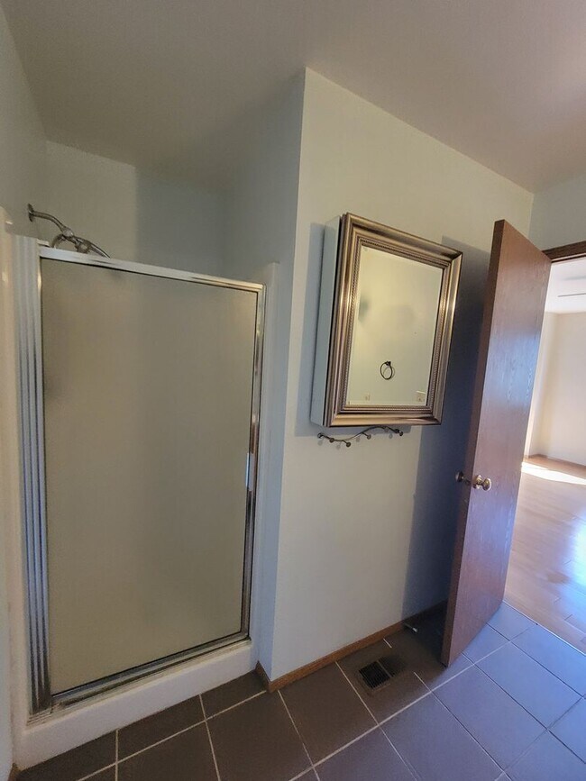 Building Photo - 3 bedroom home with 2 car garage built in ...