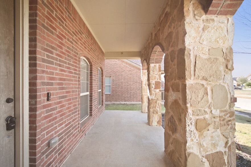 Building Photo - 2306 Lucerne Dr