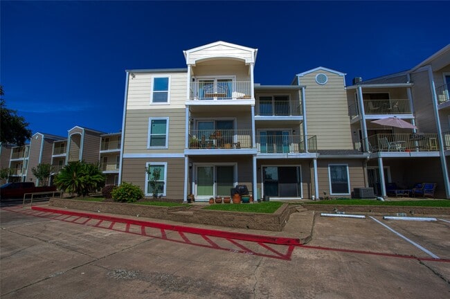 Building Photo - 307 Yacht Club Ln