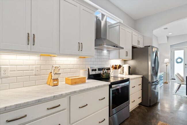 Building Photo - Beautiful Home in Nashville!